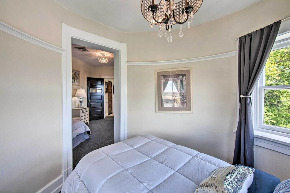 8 Mi to Hersheypark: Luxe Manor in Annville