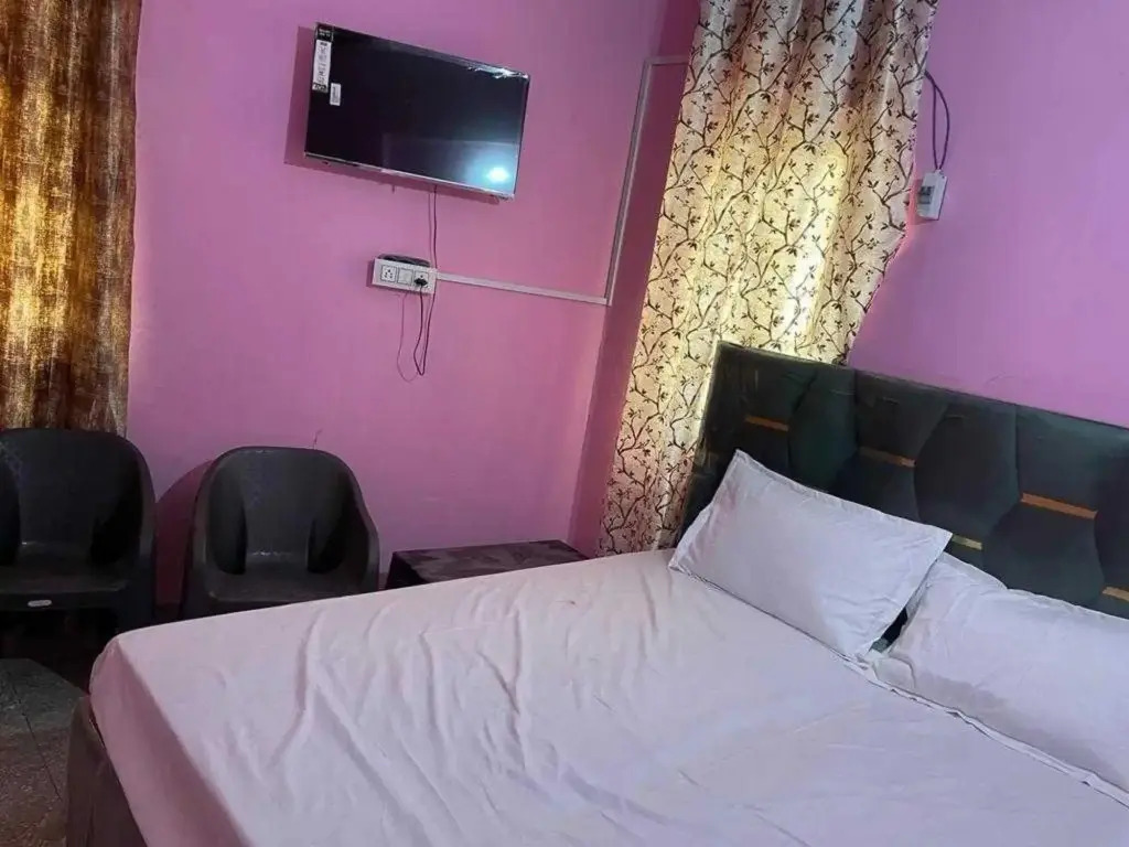 Spot On 88657 Hotel Dazi Star