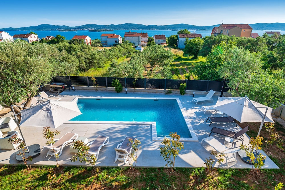 Apartment Vista Mare 2 With Heated Pool
