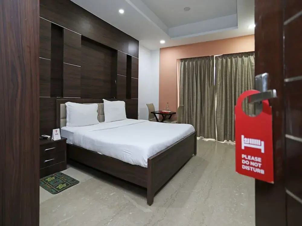 The Signature Hotel By OYO Rooms
