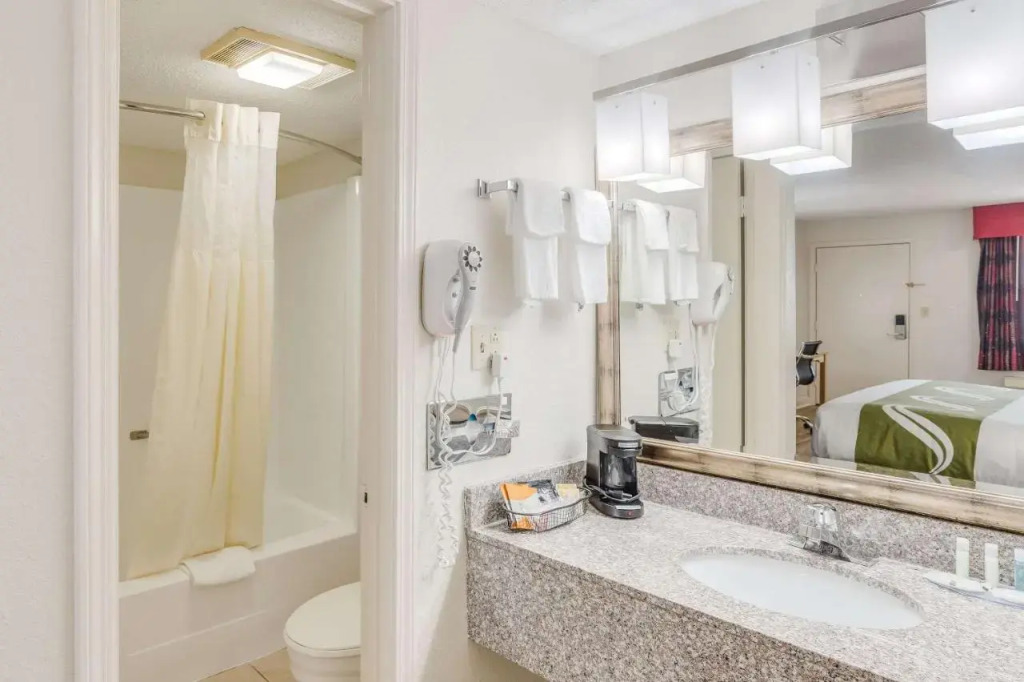 Econo Lodge Inn & Suites