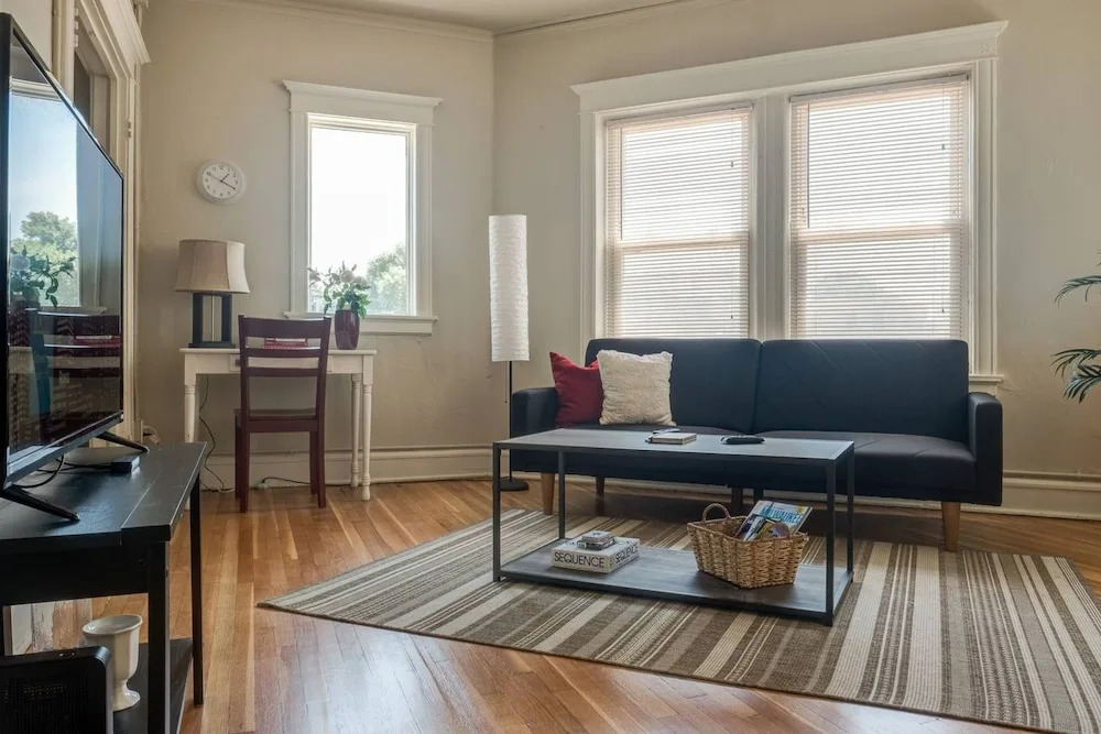 Lively 1 Bedroom Apt Near Lake