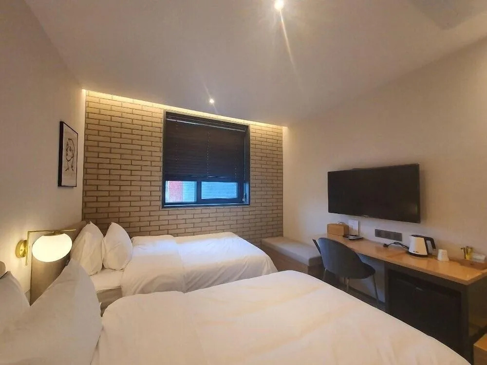Seven Bricks Hotel