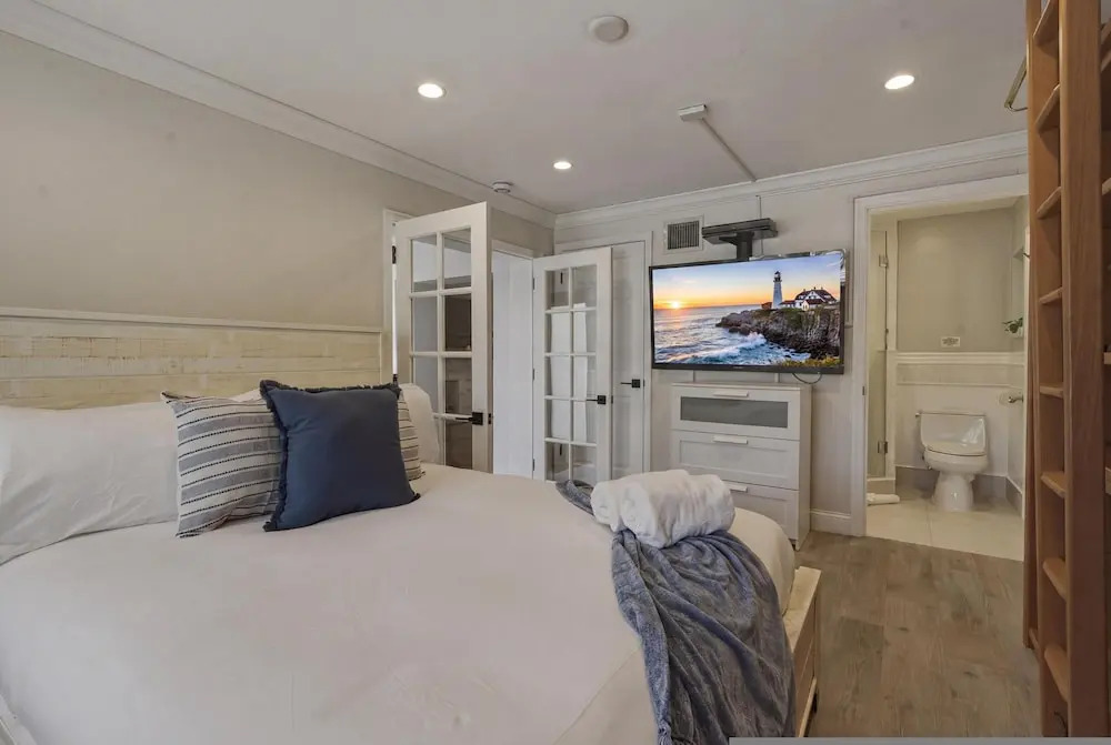 Fox Isles Luxury Waterfront With Pool Near Beach