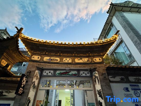 Dimple Courtyard | 10 Cats · Cat Cuddles  | Healing Cat-Friendly Homestay