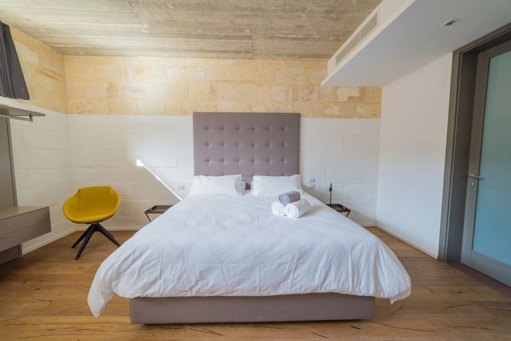 19 ROOMS