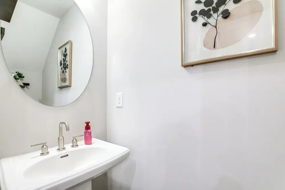7 Mi to Dtwn: Sleek Retreat in Atlanta!