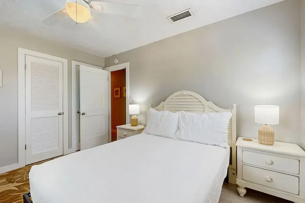 Spacious Beach House With Private Pool, Firepit and Enclosed Yard