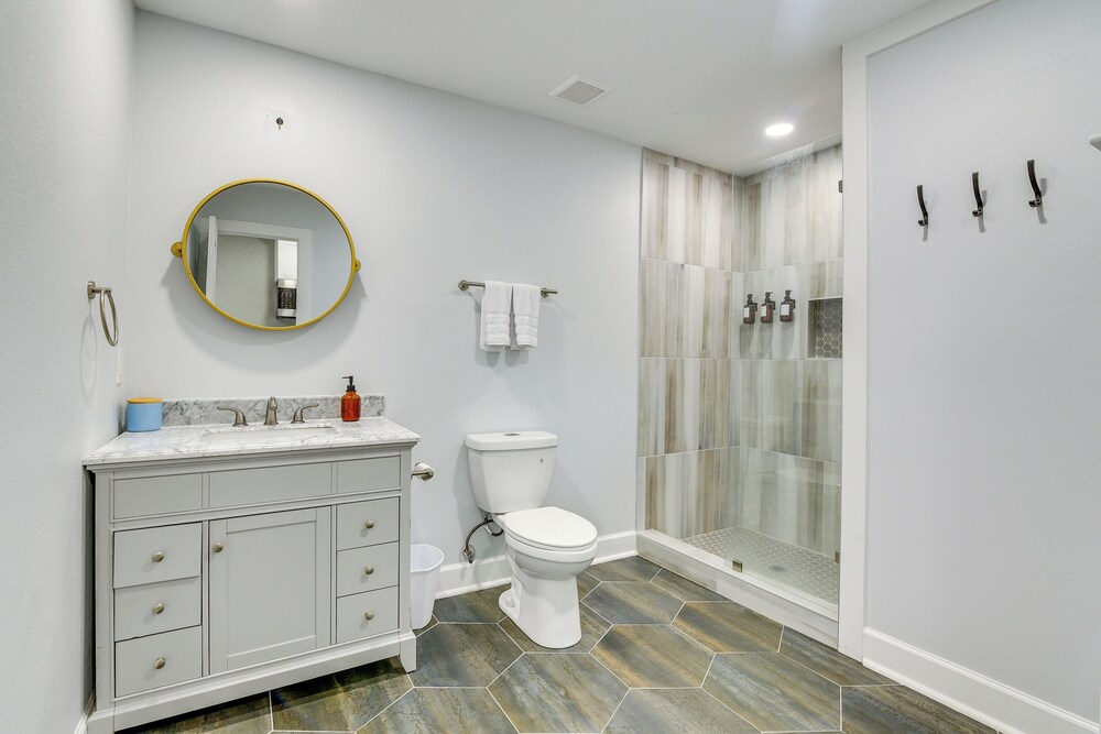 1 Mi to Pleasure Pier: Walkable Home in Galveston