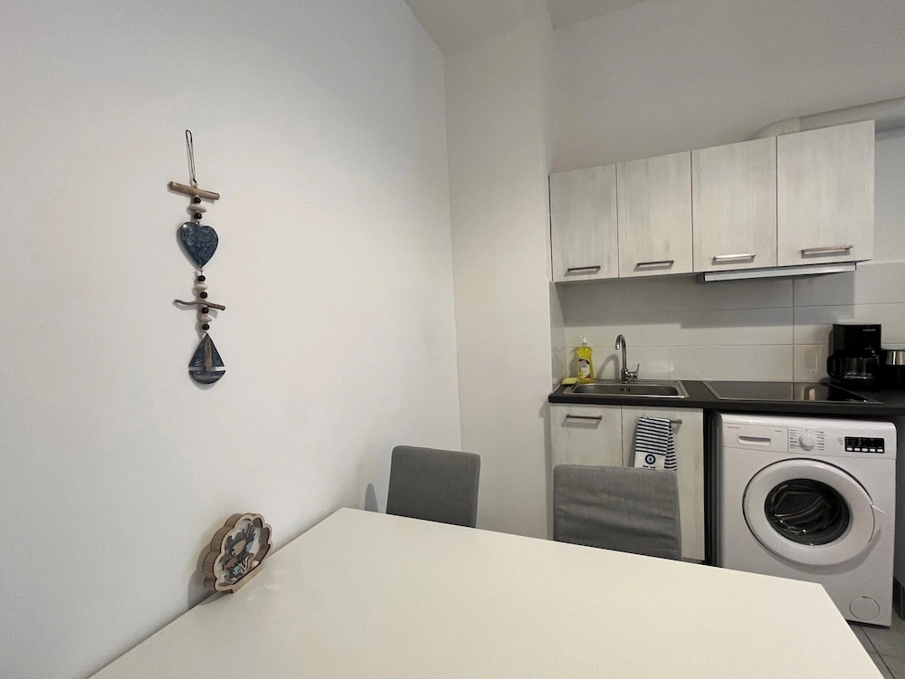 Vibrant Omonia Oasis, Modern Apartment in the Heart of Athens