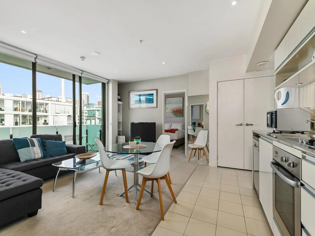 Beautiful 2BR - Pool, Gym & Parking Zodiak Stays