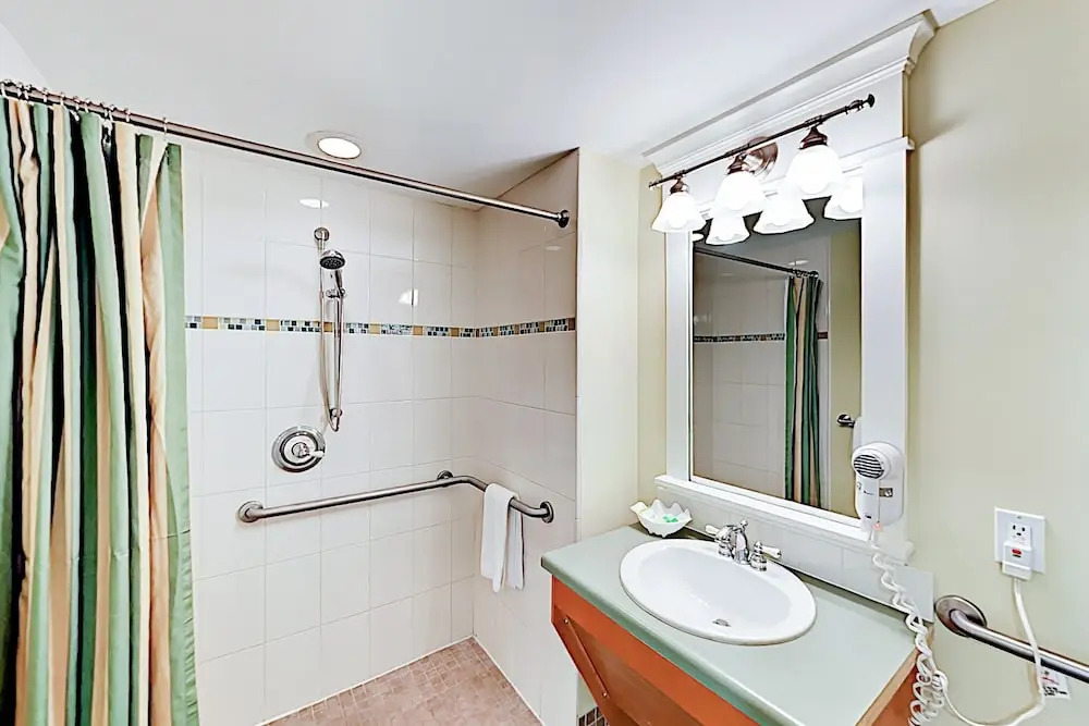 New Listing! Spacious Bayside W/ Pool, Beach 3 Bedroom Condo