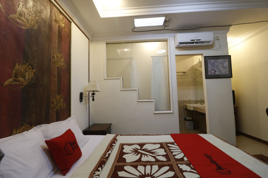 RedDoorz Plus @ Jalan Dharmawangsa