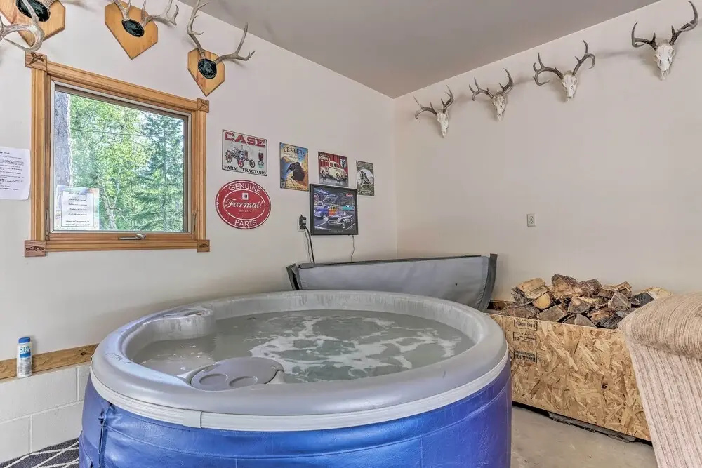 Lead Cabin ~ 9 Mi to Deadwood: Hot Tub + Patio!
