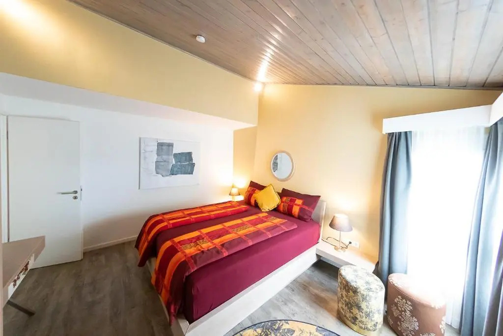 VIP Deluxe 107qm auf zwei Etagen 1 Dopplezimmer EG 1 Doppelzimmer auf der Galerie sowie 2 Badezimmer und komplette Küche mit Mikrowelle und Backofen Ideal für 1 bis 6 Gäste Direkter Blick auf Garten und Bergblick Alles nur nicht 0815
