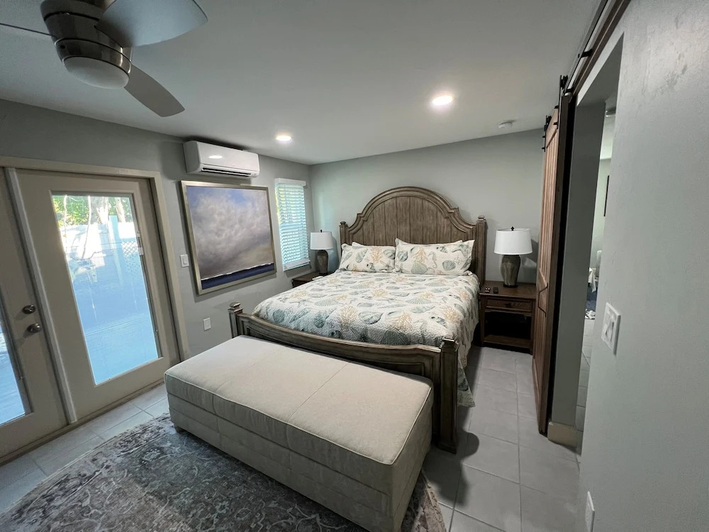 Tarpon Tale Inn