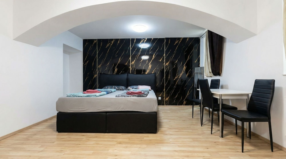 Cozy 1BR Plus LR Near Amusement Park