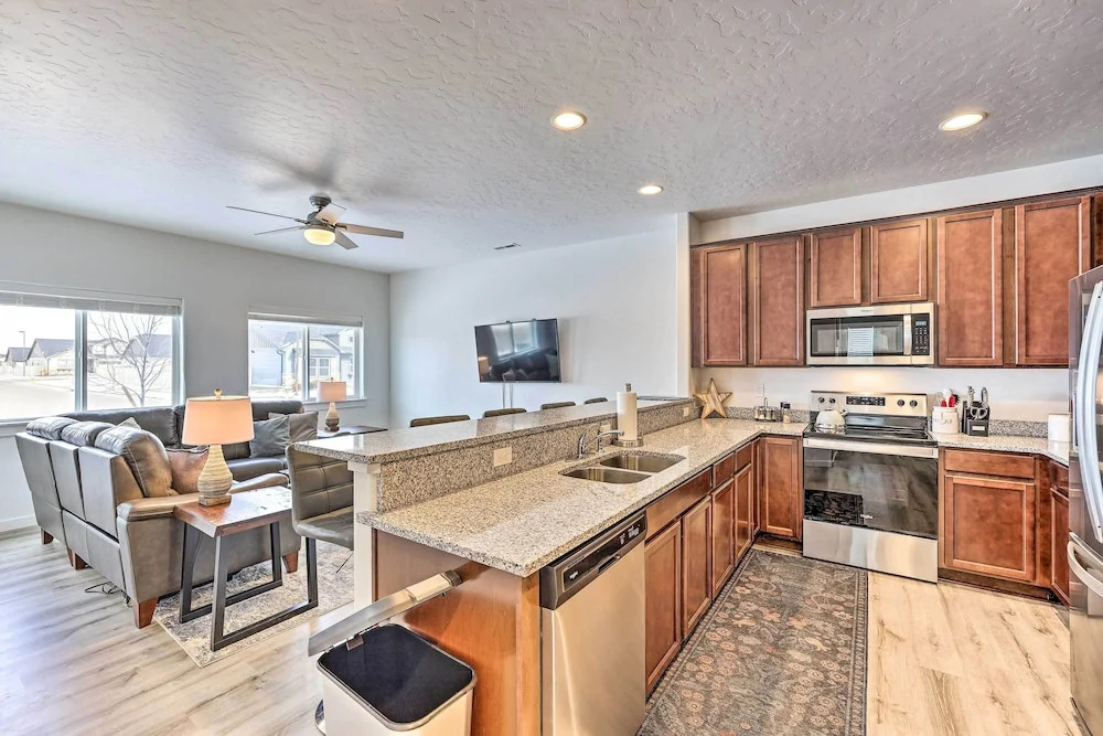 Nampa Townhome ~ 18 Mi to Downtown Boise
