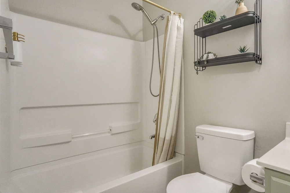3BD Townhome w/ Patio, 3 Mi to Fort Bragg/liberty