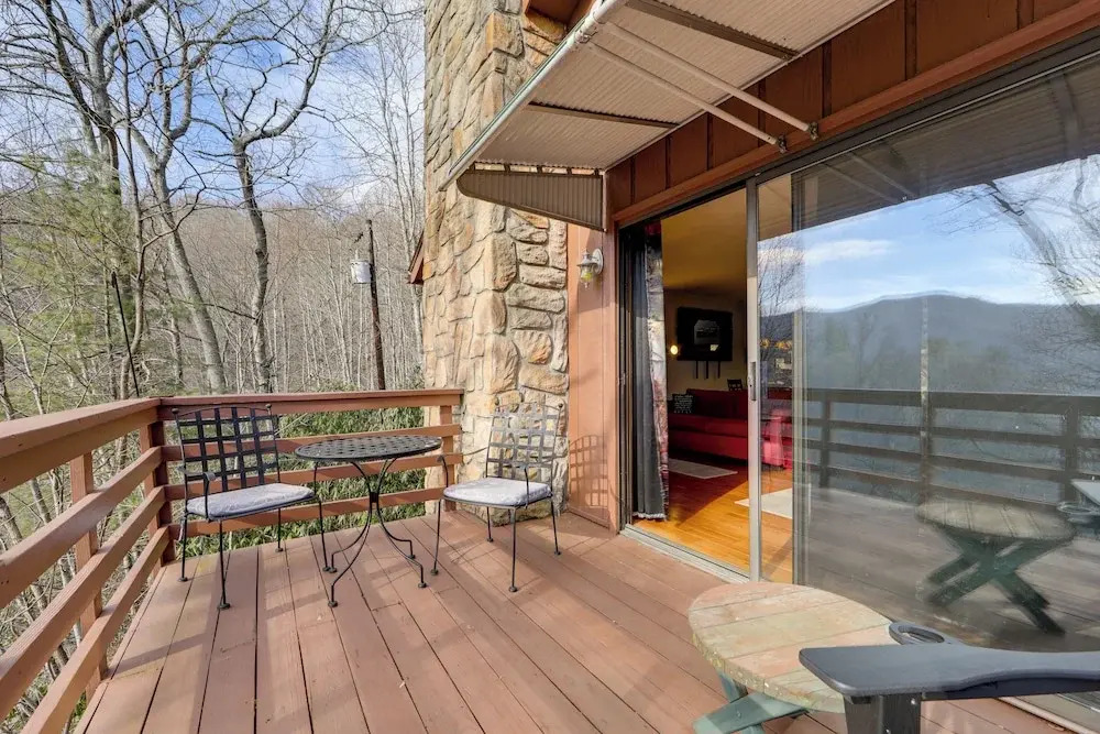 1 Mile to Golfing: Porch w/ Fireplace + Mtn Views