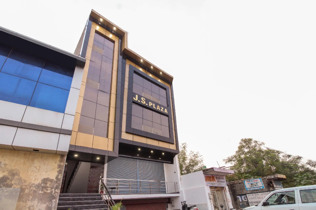 OYO 65072 Hotel JS Plaza