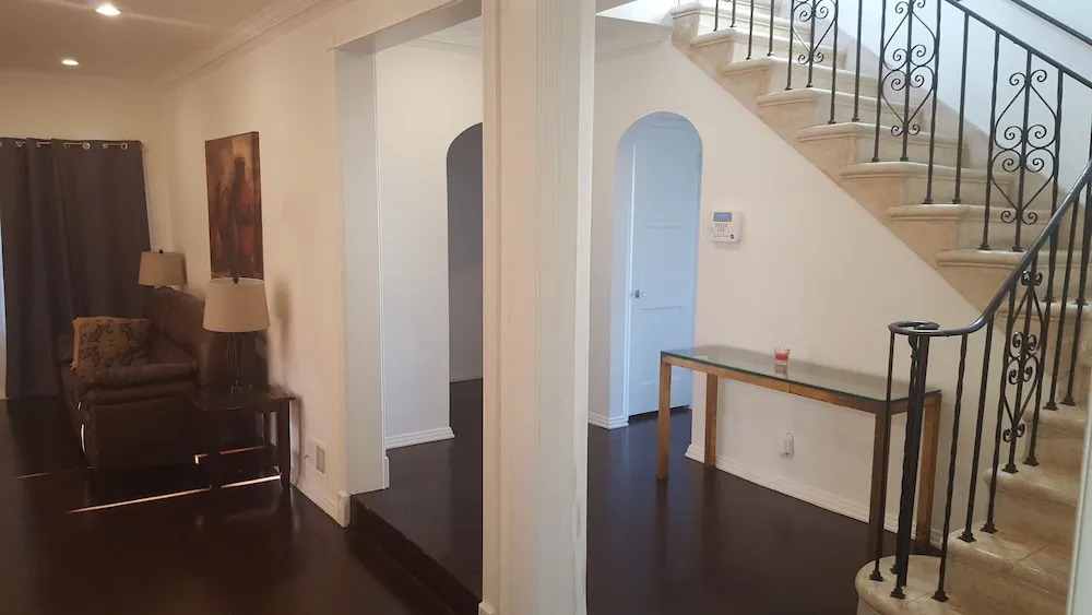 Great 2 Floor house in Beverly-wood