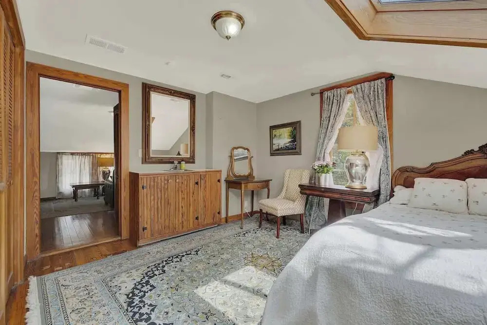 East Suite in Gillespie House -steps to Main Street!