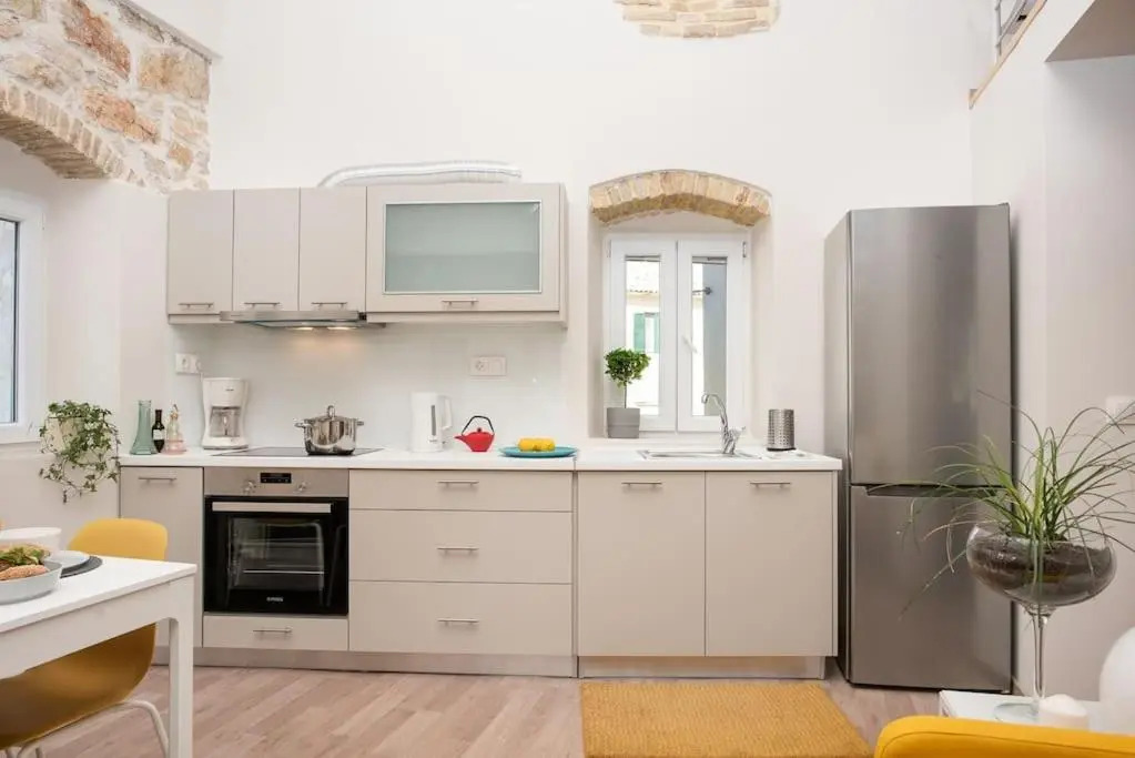 Newly Renovated 1730's Venetian Loft (02) !
