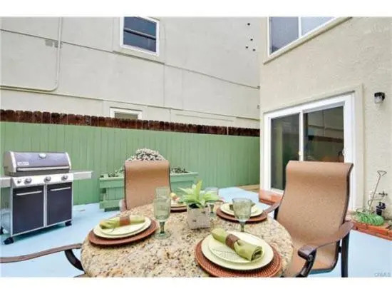 The Americana 4 bedroom with spa and bikes, seps to the beach