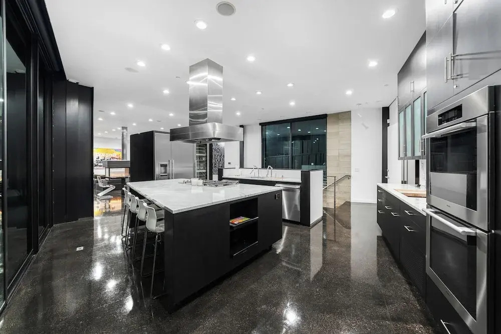 Glass Mansion - Chic Glass Villa in LA Hills With Views, Style & Serenity