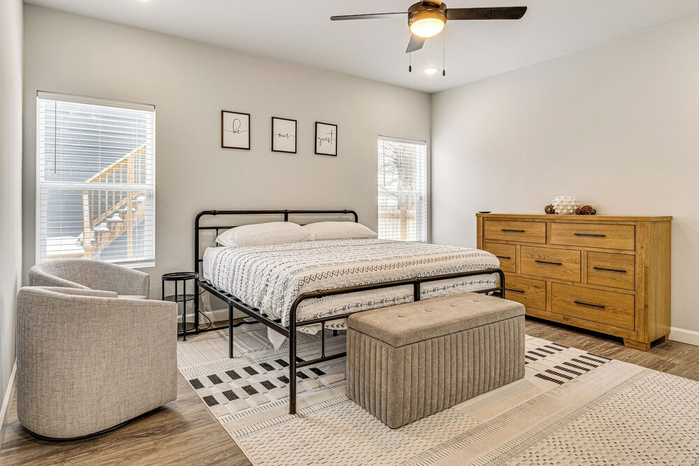 Rooftop Lounge & City Views! 3BR 3 Mi to Dtwn Indy