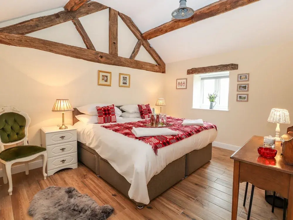 Cut Moch, Plas Moelfre Hall Barns