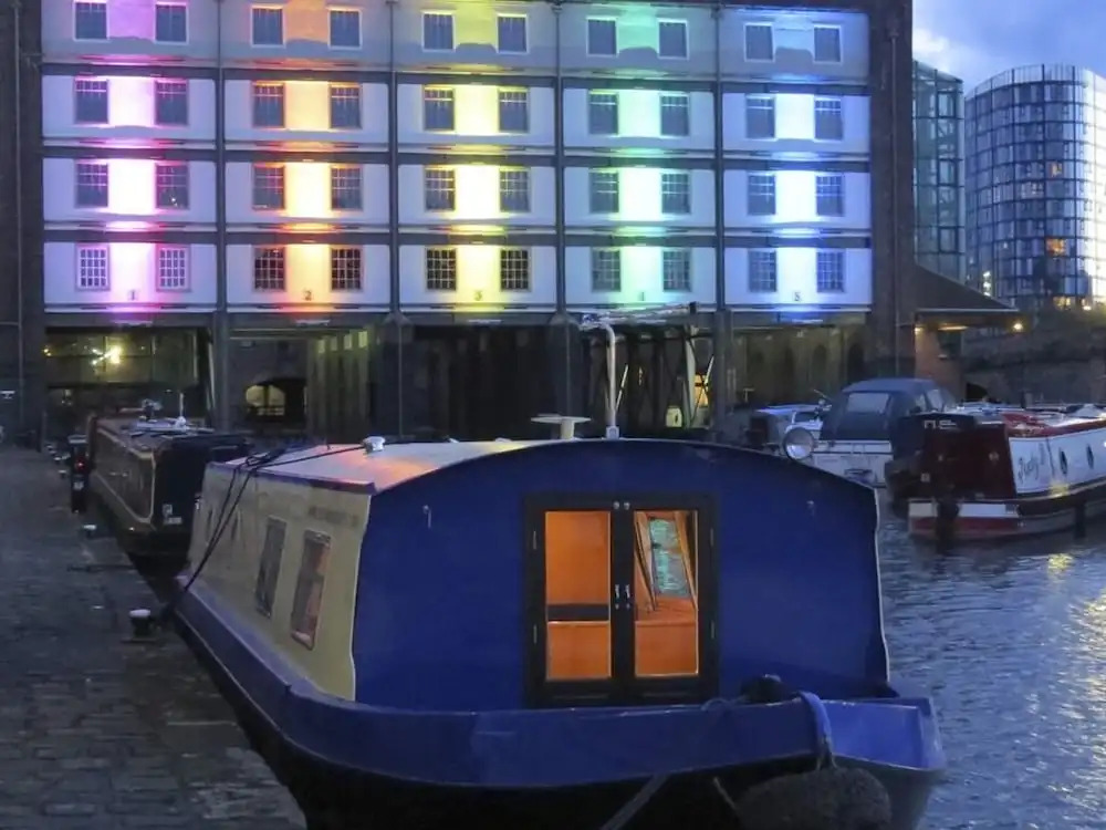 Houseboat Hotels