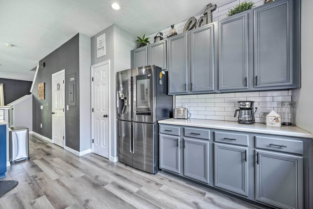 Renovated Kissimmee Townhome: 5 Mi to Disney!