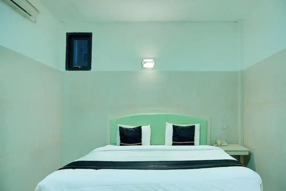 Townhouse Oak Palembang Near Jembatan Ampera Formerly Azzura Hotel