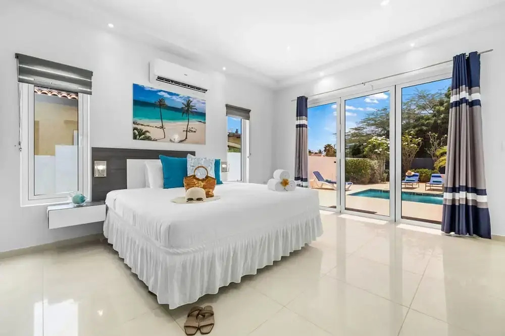 Modern Spacious 4br3ba w Pool Close to Beach