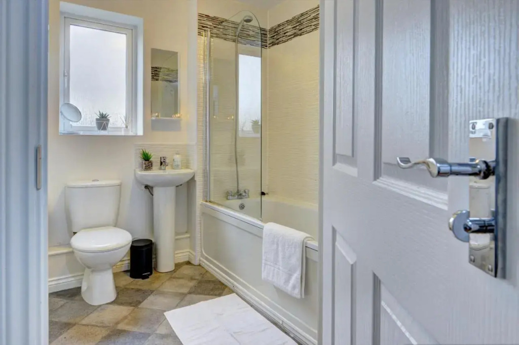 2-Bedroom Apartment, En-suite, Ground Floor by MBIZ