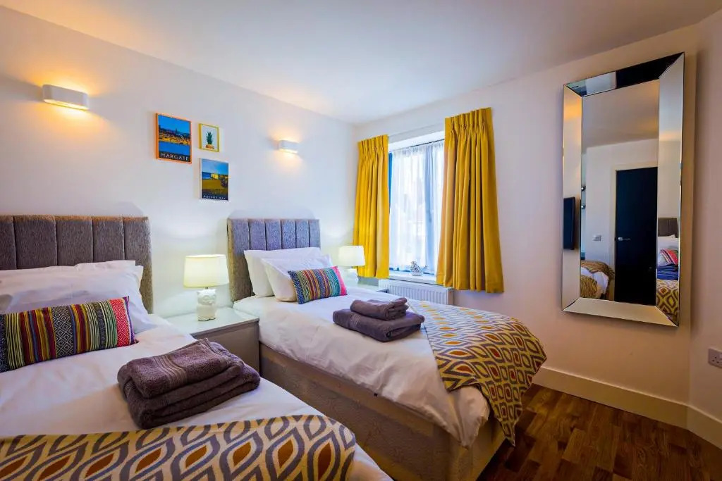 Broadstairs Apartments with luxurious 4-person communal hot tub - sleeps up to 20 people