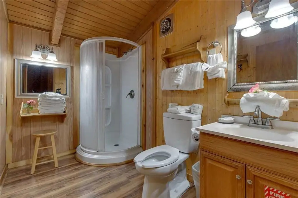 Moose Crossing - Three Bedroom Cabin
