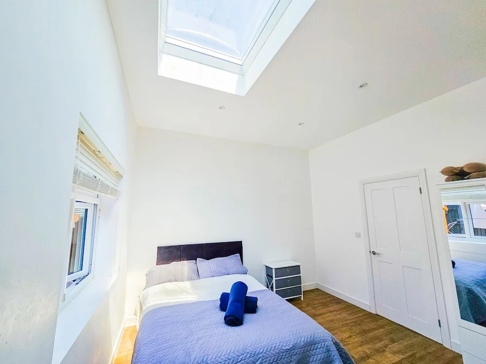 Cleave House - Stylish n Chic 3 Bed House Mins From Central London