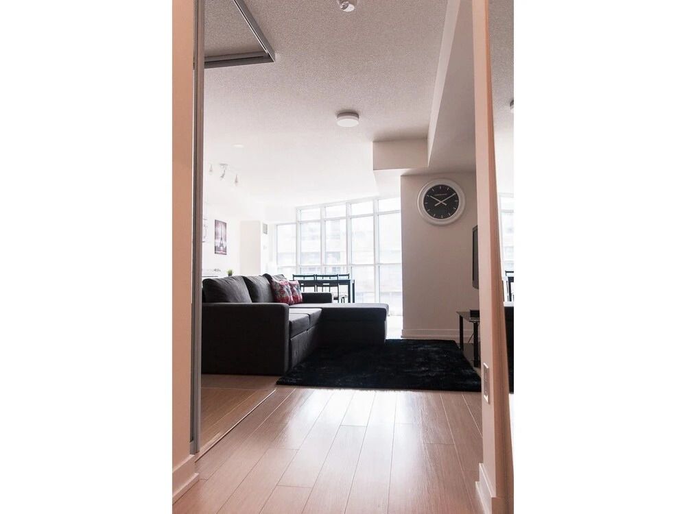 N2N Suites - Downtown Lake & City View offered by Short Term Stays