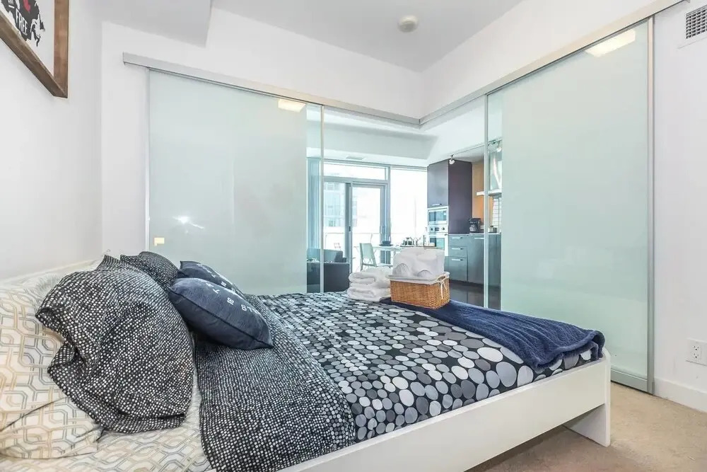 CN Tower & Lake View, Luxury Condo in Downtown