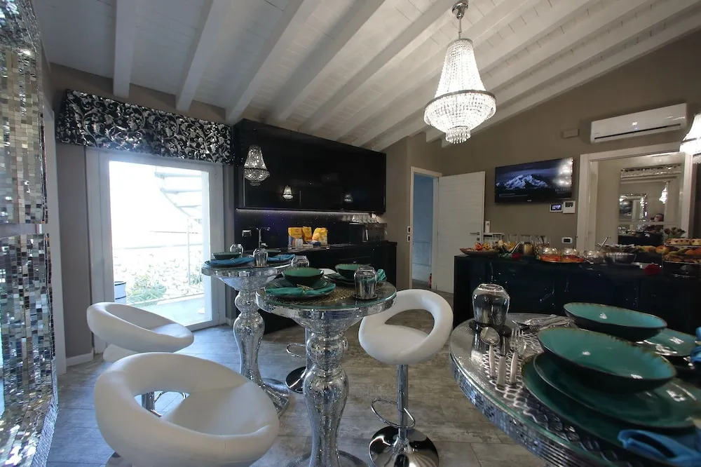 B&B Bellavista Exclusive in zona centrale con piscina riscaldata e Jacuzzi vista lago LA COLAZIONE viene servita in una pasticceria rinomata ed esclusiva esterna alla struttura