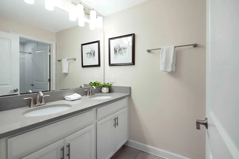 Stylish 4BR Pool Townhome Storey Lake