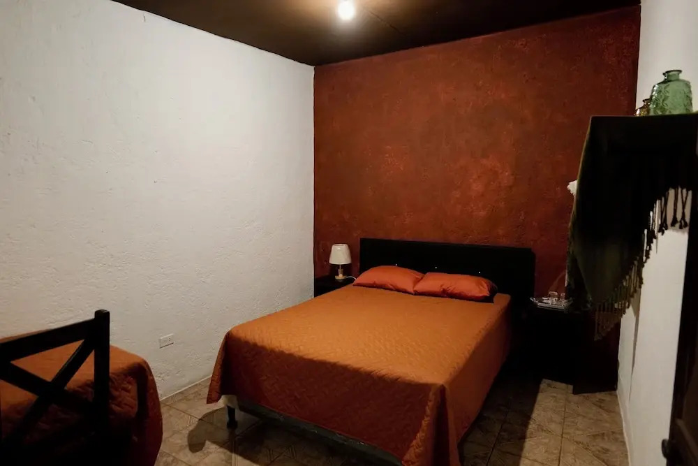 Budget Private Rooms - Wonderland B&B - Shuttle services available