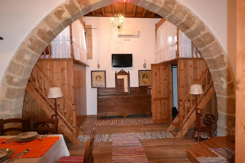 Villa Patitiri Traditional House with hot tub