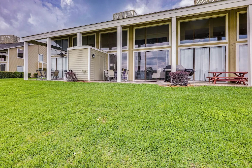 Beautiful Waterfront Condo on Lake Conroe w/ Dock