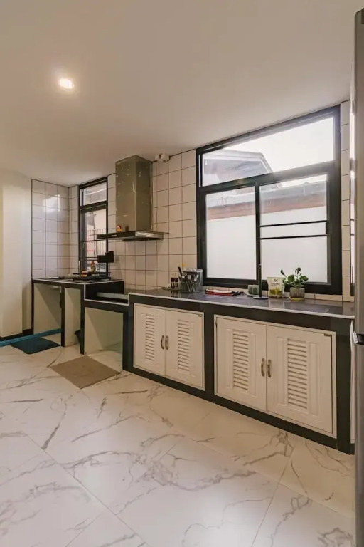 Modern Family House - 4 Bedrooms 5 Mins From Old Town With Gallery - Deja Home