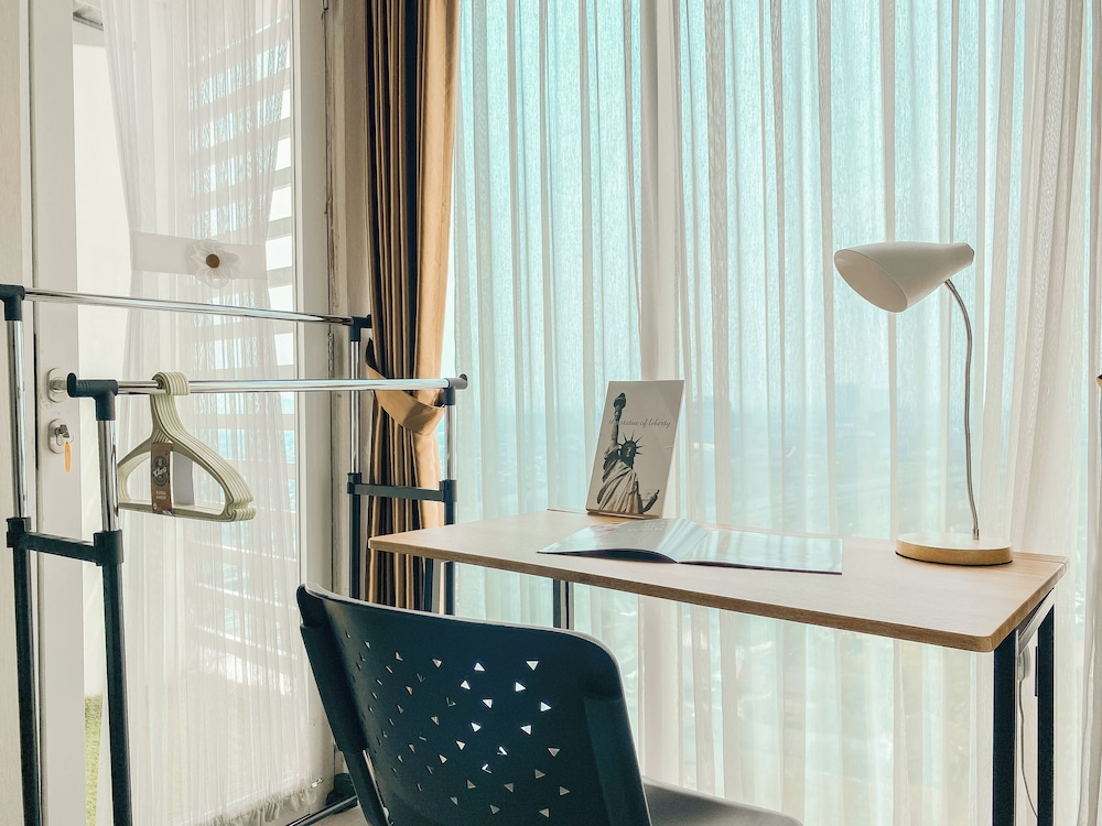 Warm And Minimalist 1Br Without Living Room Grand Kamala Lagoon Apartment