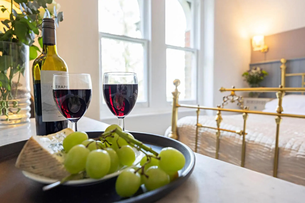 The Elmfield, 8 Bed Villa with heated indoor Swimming Pool and Cocktail Bar